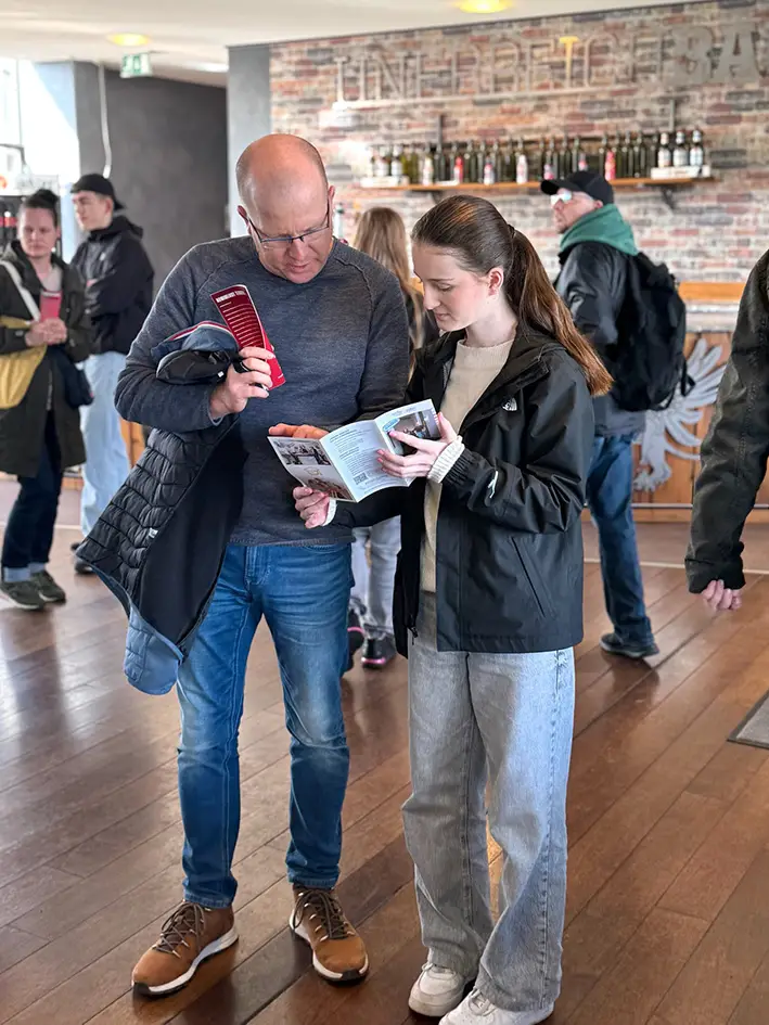 Jugendliche mit Eltern beim Besuch der Ausbildungsmesse