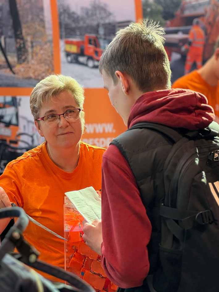 Jugendlicher stellt Fragen an einem Messestand der Ausbildungsmesse